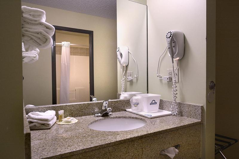 Days Inn By Wyndham Carbondale Ruang foto