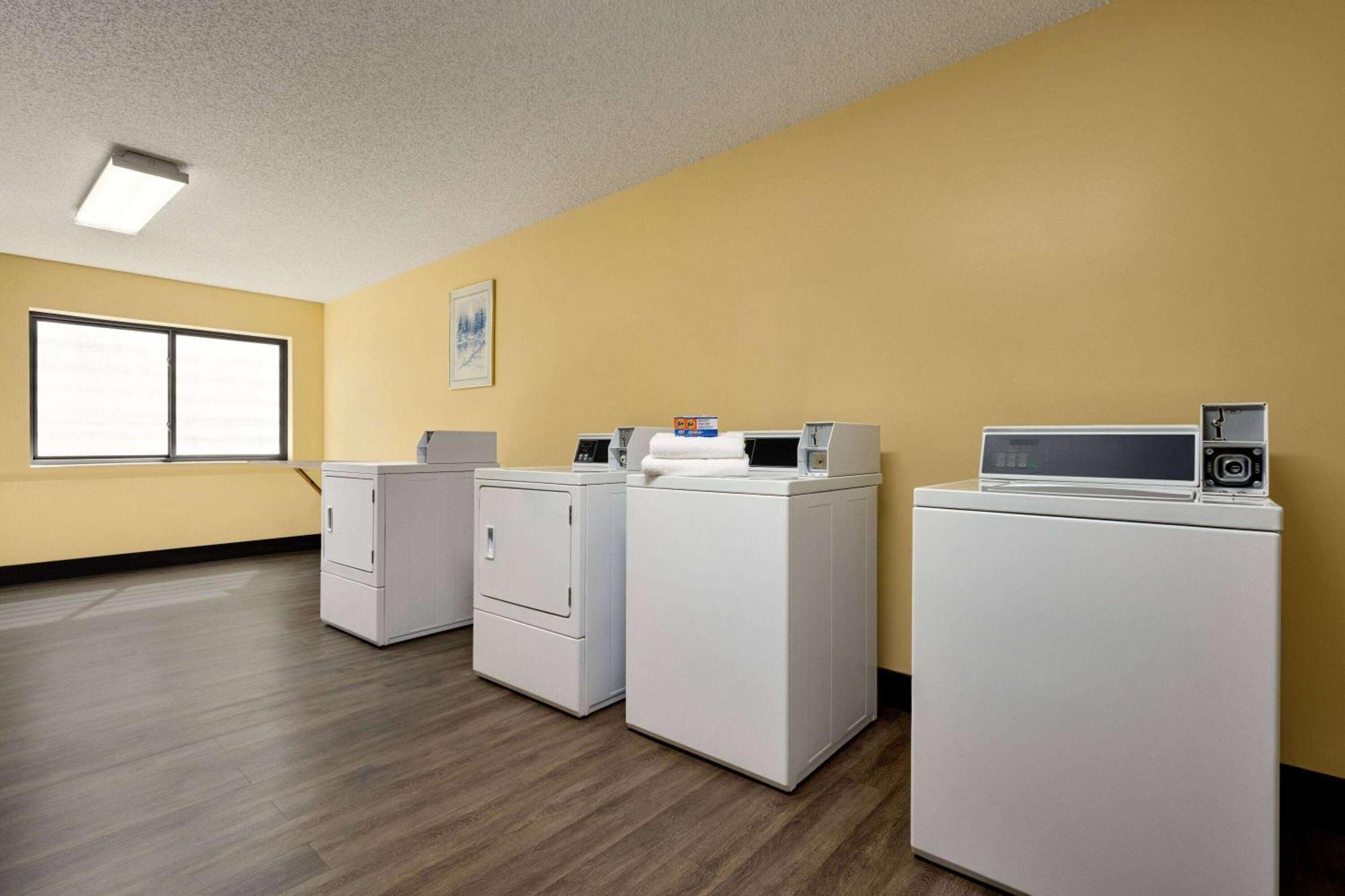 Days Inn By Wyndham Carbondale Bagian luar foto