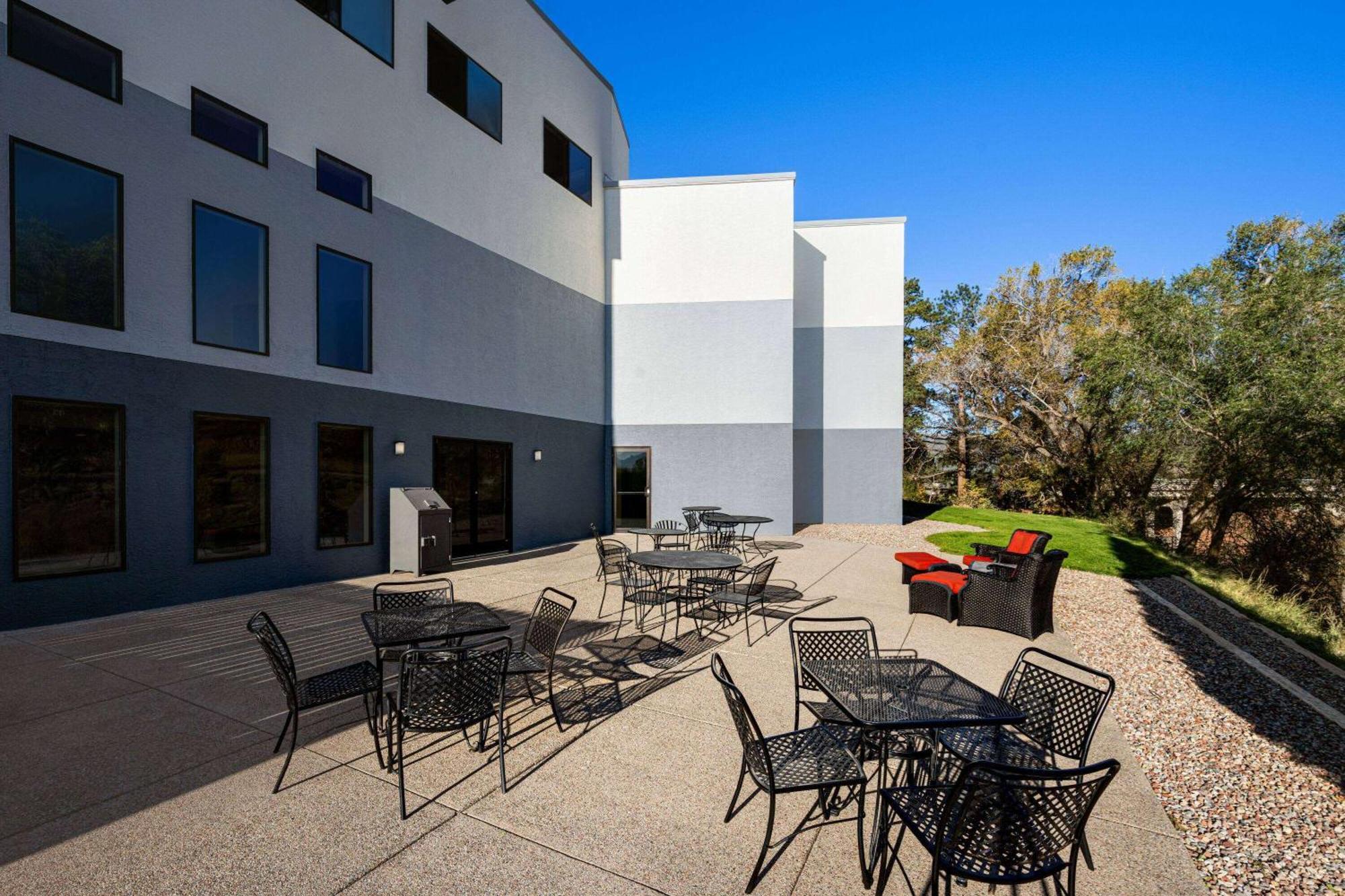 Days Inn By Wyndham Carbondale Bagian luar foto