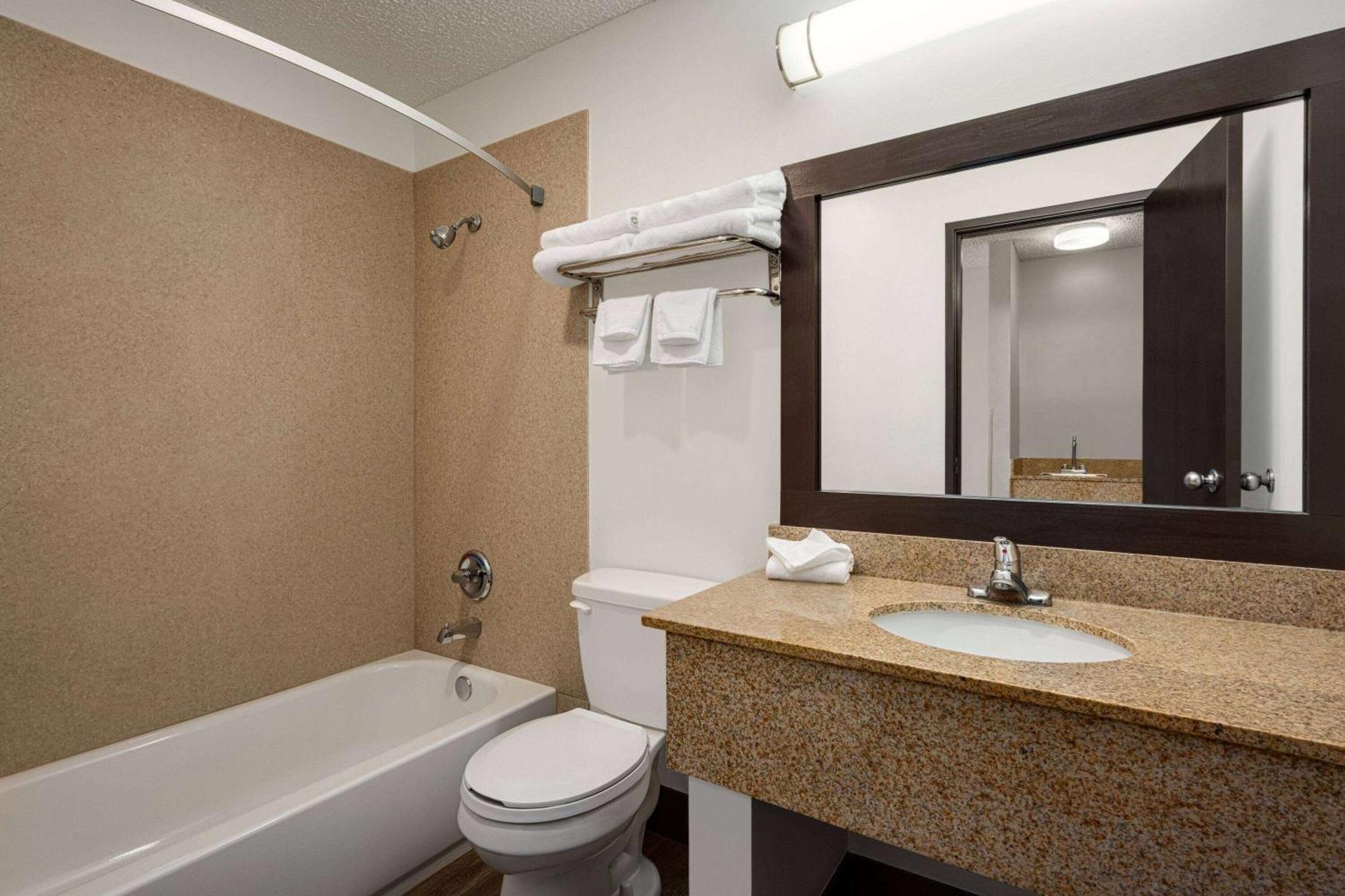 Days Inn By Wyndham Carbondale Bagian luar foto