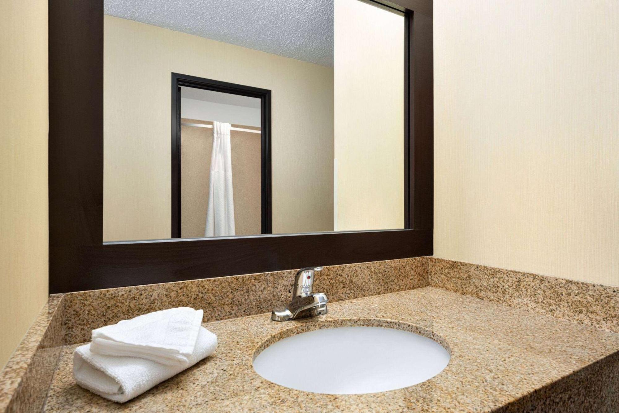 Days Inn By Wyndham Carbondale Bagian luar foto