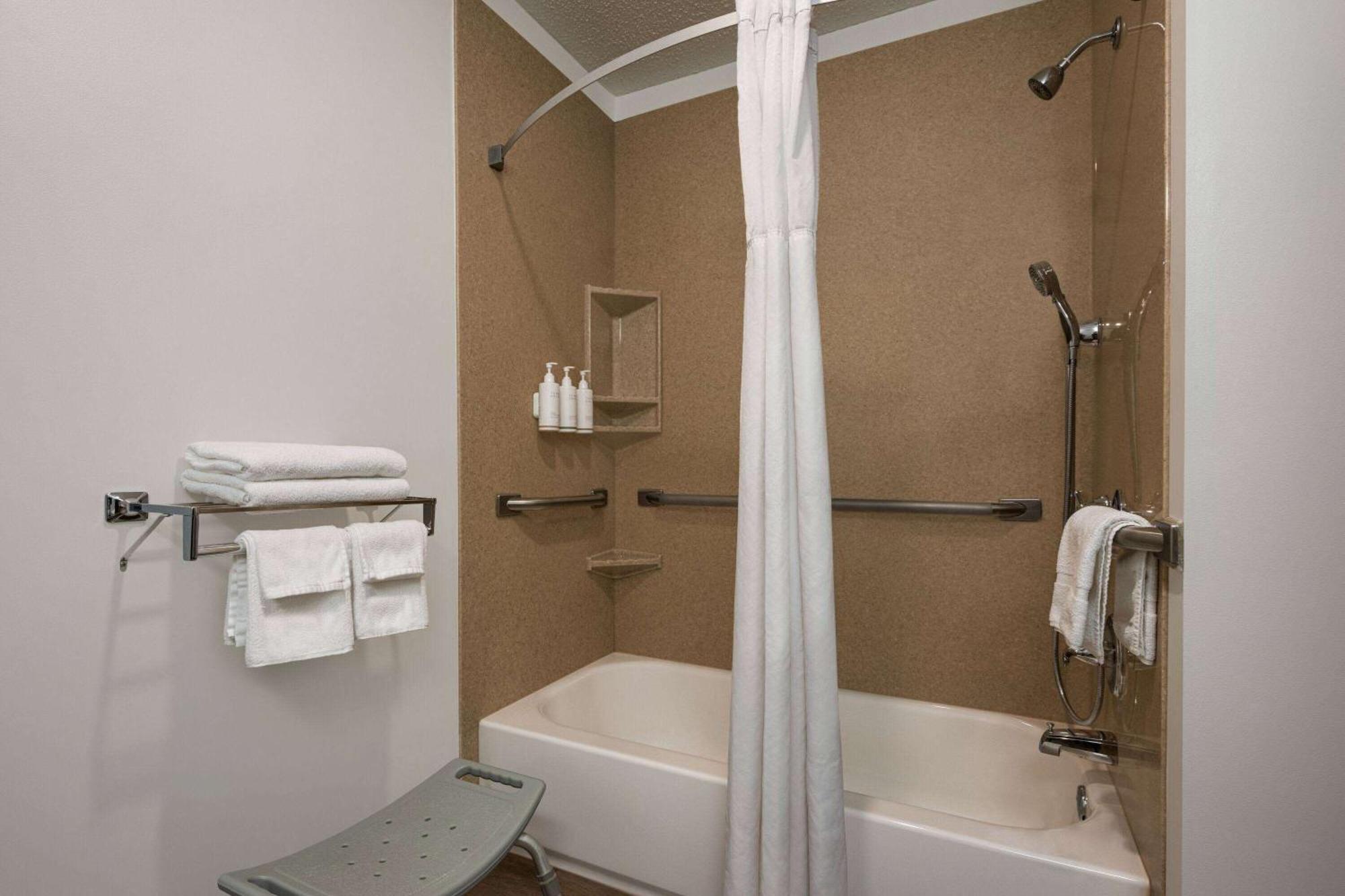 Days Inn By Wyndham Carbondale Bagian luar foto