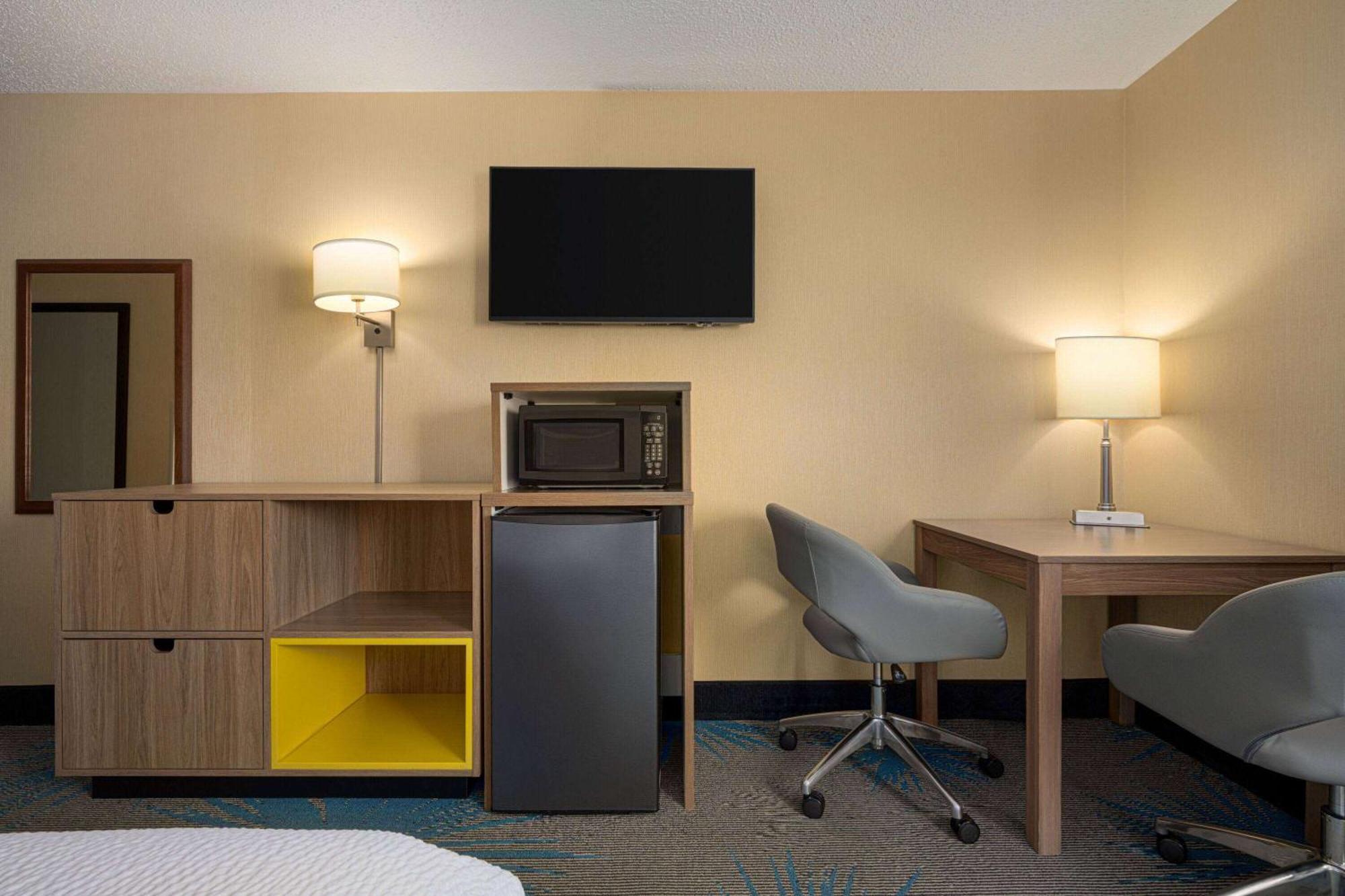Days Inn By Wyndham Carbondale Bagian luar foto