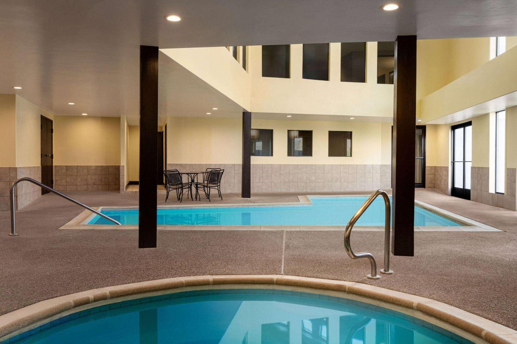 Days Inn By Wyndham Carbondale Bagian luar foto