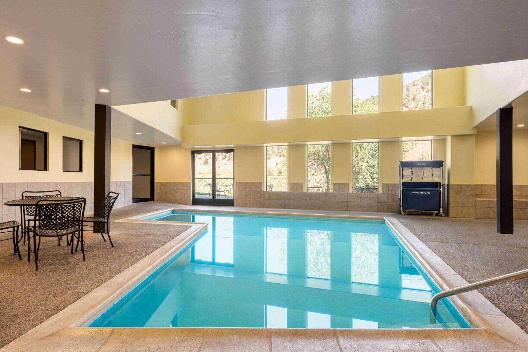 Days Inn By Wyndham Carbondale Bagian luar foto