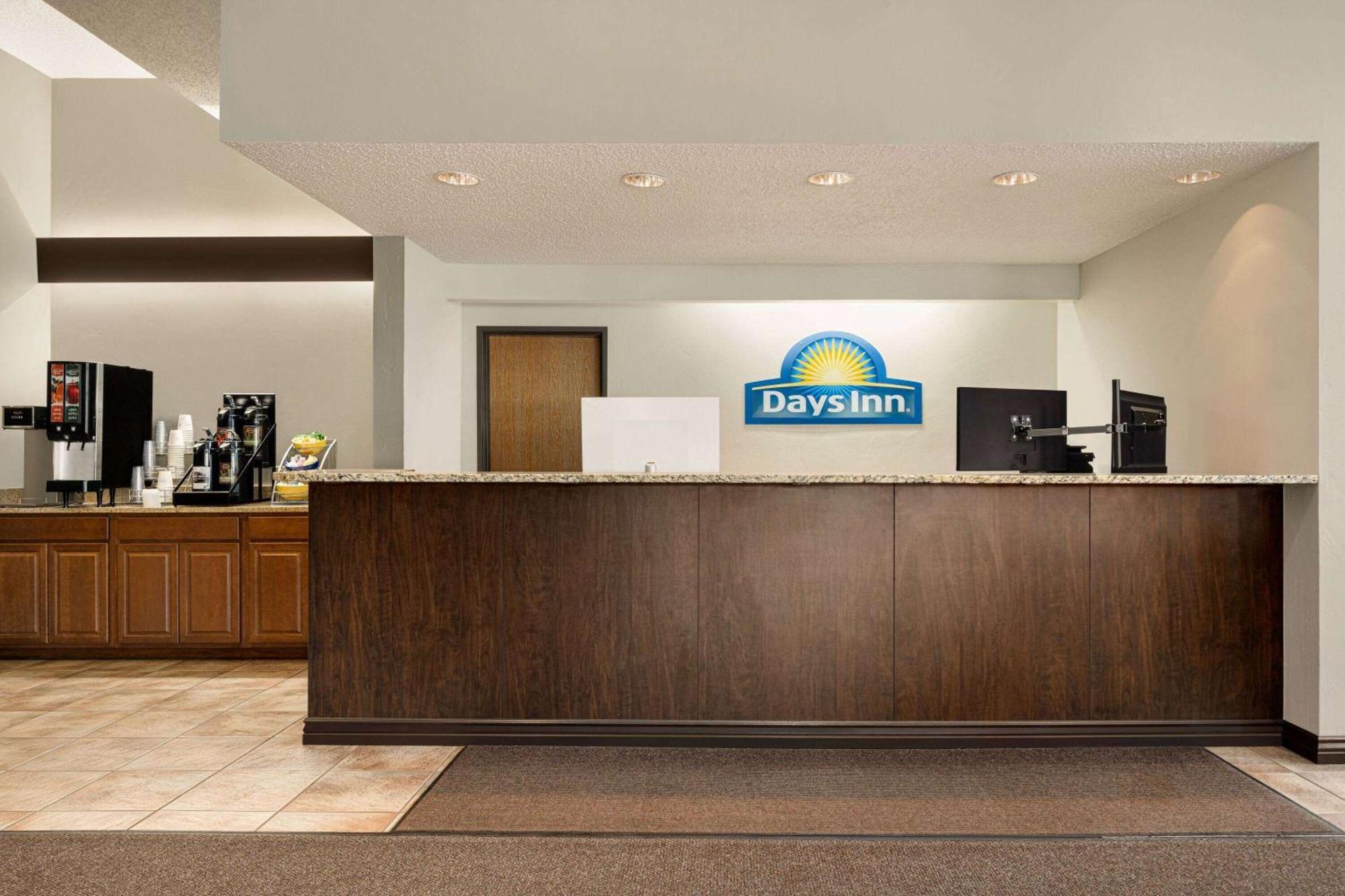 Days Inn By Wyndham Carbondale Bagian luar foto