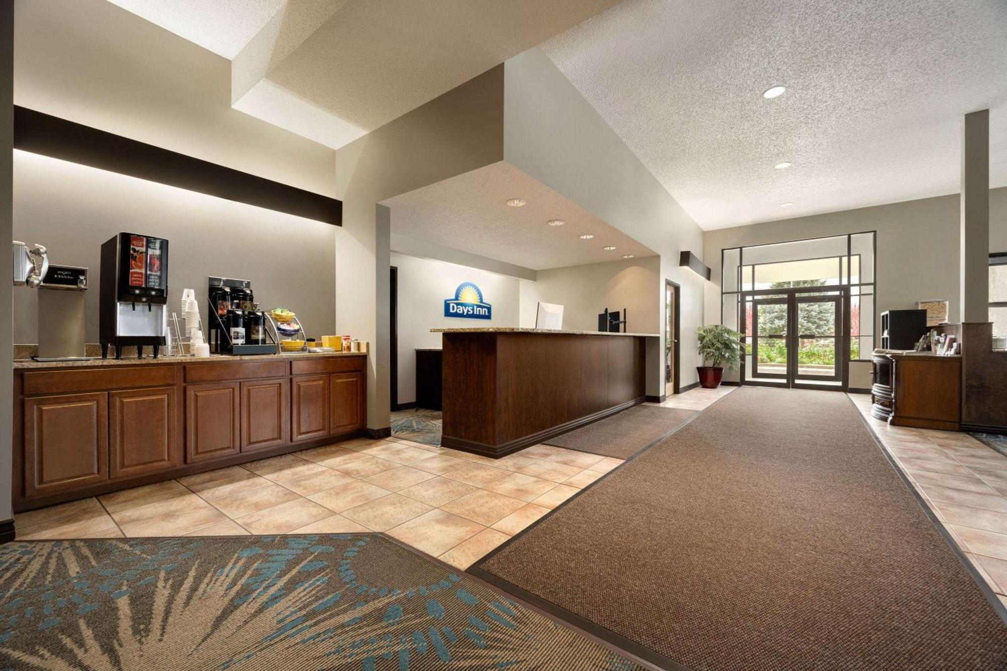 Days Inn By Wyndham Carbondale Bagian luar foto