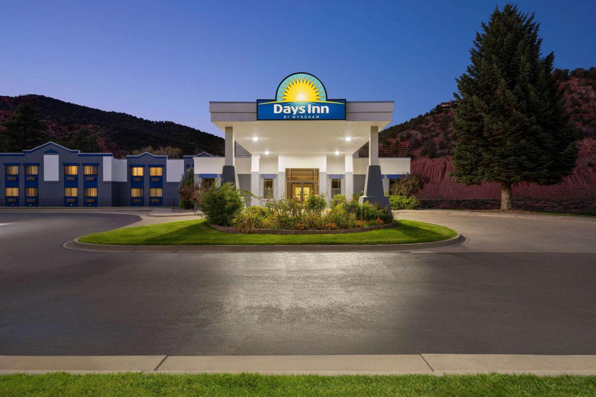 Days Inn By Wyndham Carbondale Bagian luar foto